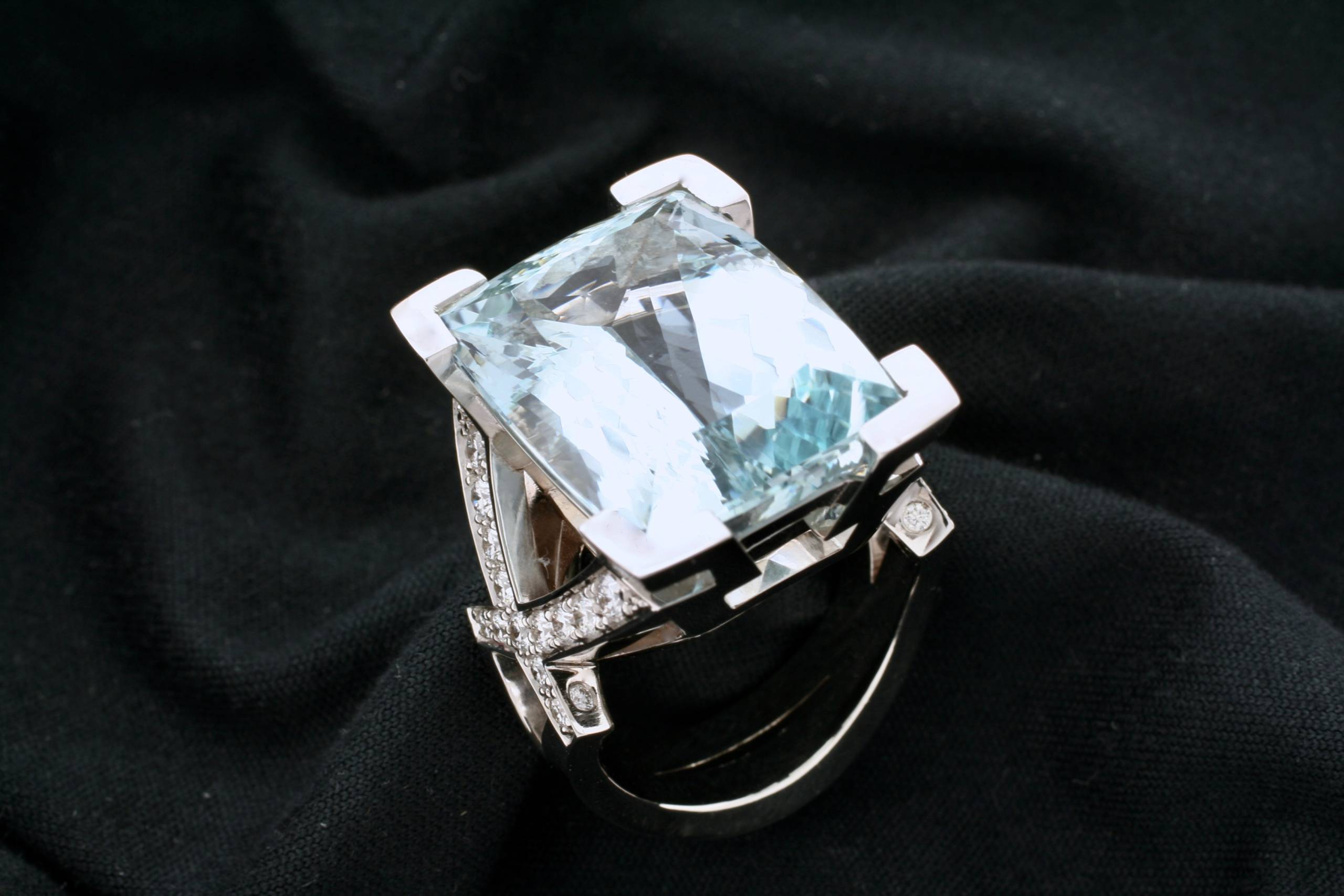 LE GRAND BLEU : Bague or blanc
